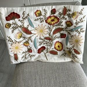 Pier 1 vintage New embroidered floral pillow, sham zipper open logo zipper pull